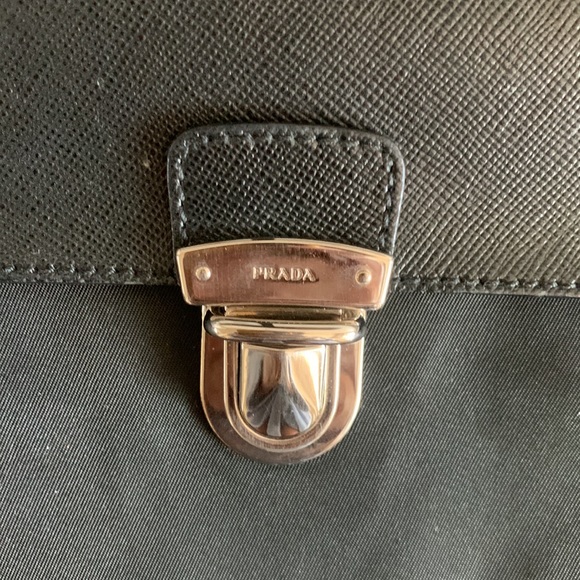 Authentic Prada black Saffiano-trimmed Vela wallet - Picture 3 of 10